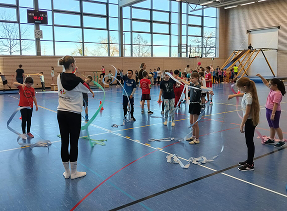 20260116_ViktoriaSteinfeld_Weissach2 Viktoria Steinfeld zeigt den Kindern wie sie ein Band schwingen.