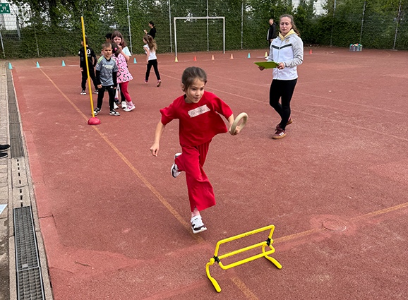 Mädchen2_Hindernisstaffel_Schulbesuch_Chiara-Serra_Justinus-Kerner-Grundschule_Böblingen_foto_lsvbw Chiara Serra betreut die Hindernisstaffel an der Justinus-Kerner-Grundschule.