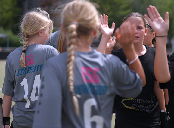 abklatschen_team_jugend-trainiert_jtfo_landesfinale_sindelfingen26_foto_kultusministerium-bw