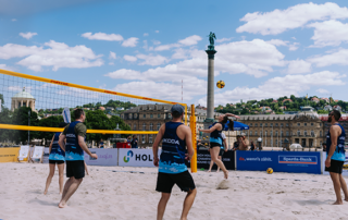 Frau schlägt den Volleyball auf dem Schlossplatz Stuttgart