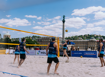Integrationsturnier_City Sport Event Frau schlägt den Volleyball auf dem Schlossplatz Stuttgart